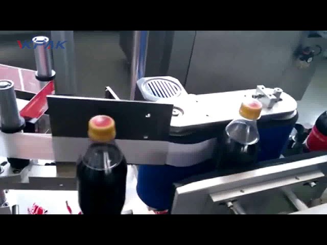 Etiquetadora automàtica d’ampolles de cola