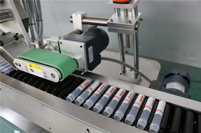 Embalatge horitzontal automàtic al voltant de la màquina d’etiquetatge d’adhesius adhesius de xeringa