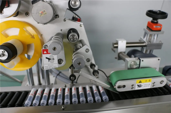 Embalatge horitzontal automàtic al voltant de la màquina d’etiquetatge d’adhesius adhesius de xeringa