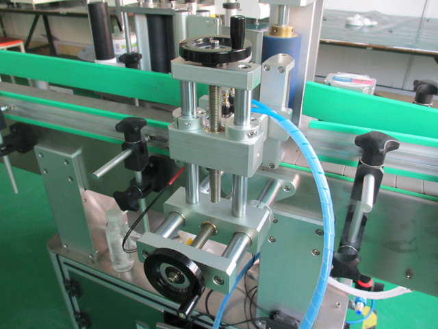 Detalls de la maquinària de l’etiquetatge de llaunes de metall rodones verticals automàtiques